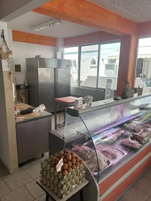 Ο πάγκος του κρεοπωλείου με τον χώρο εργασίας