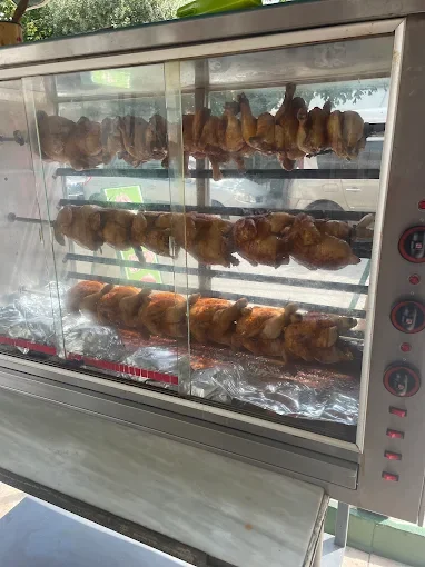 Η σούβλα με κοτόπουλα έξω από το μαγαζί